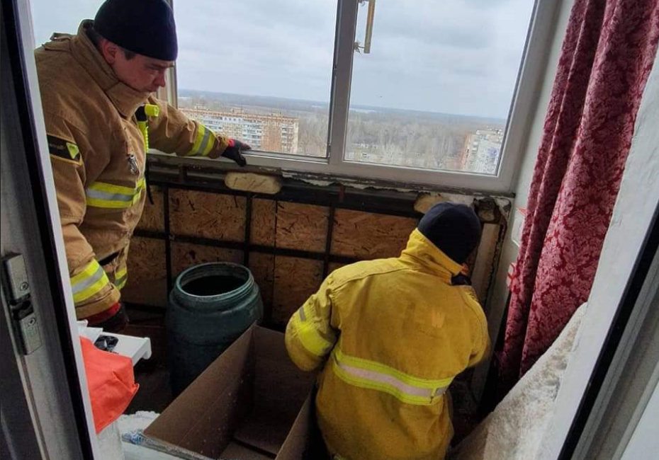 На балконі у квартирі знайшли понад 500 кажанів / фото facebook.com/MNS.GOV.UA На балконі у квартирі знайшли понад 500 кажанів / фото facebook.com/MNS.GOV.UA