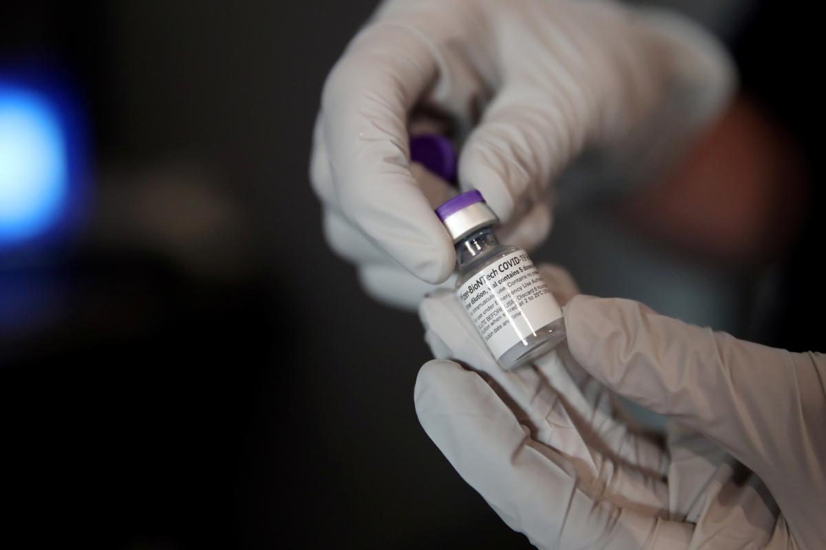 Вакцина Pfizer требует хранения при сверхнизких температурах / фото REUTERS