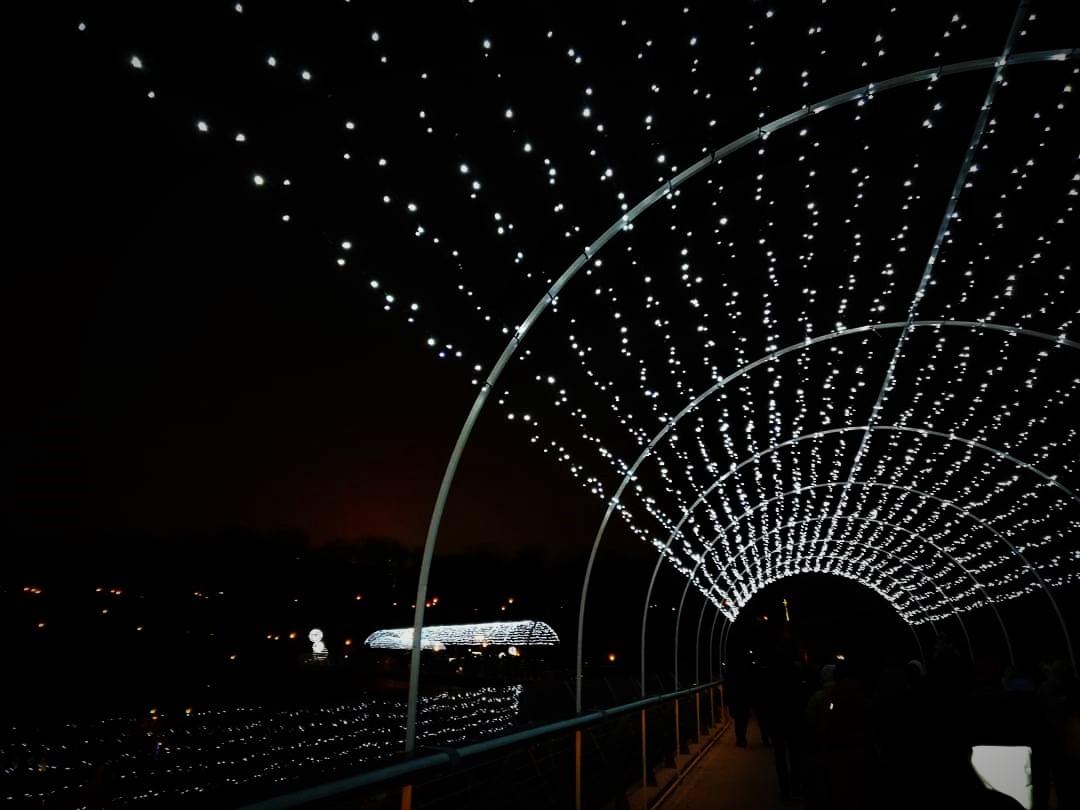 Мост Кличко украсили к праздникам / фото Марина Григоренко