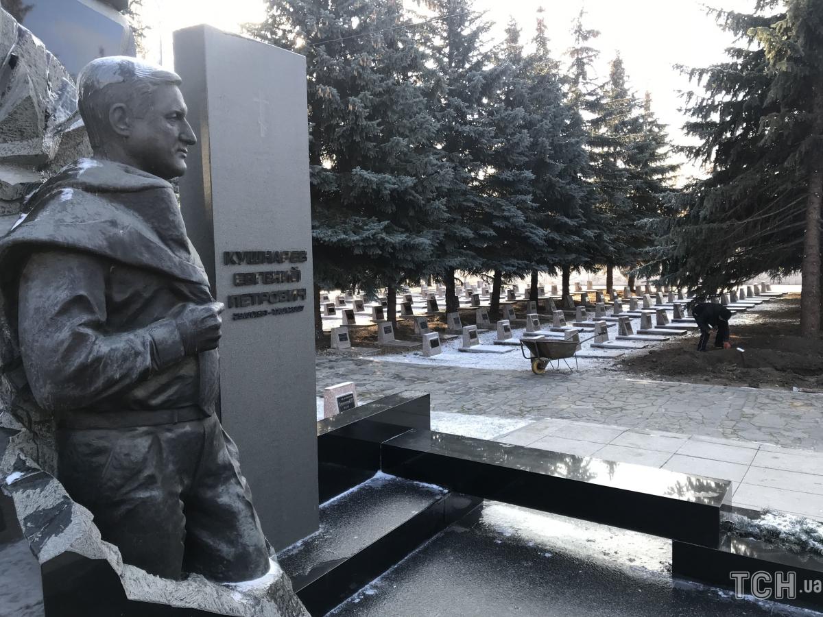 В Харькове рабочие вручную копают могилу для Кернеса / фото ТСН.иа