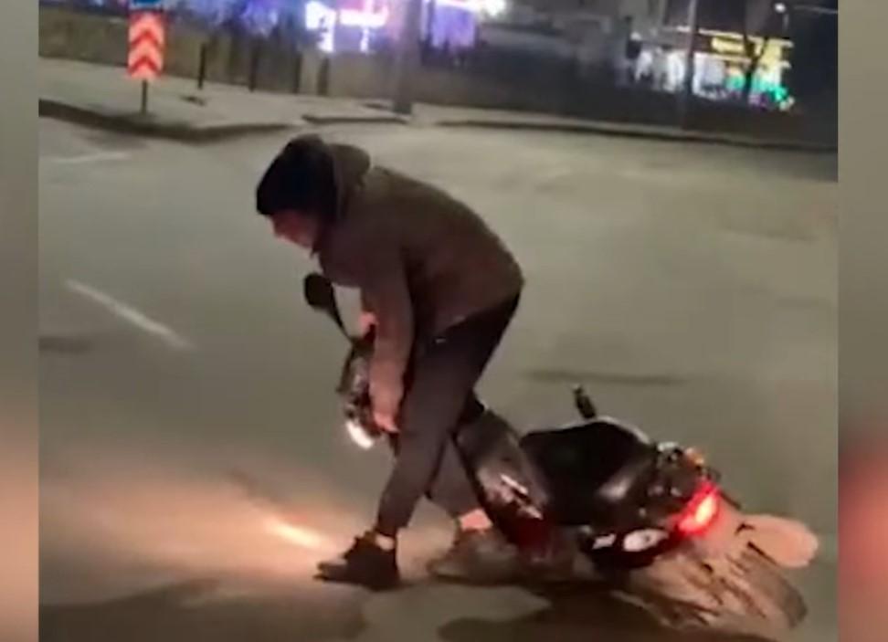 В Киеве патрульных заинтересовал пьяный водитель мопеда / скриншот с видео В Киеве патрульных заинтересовал пьяный водитель мопеда / скриншот с видео