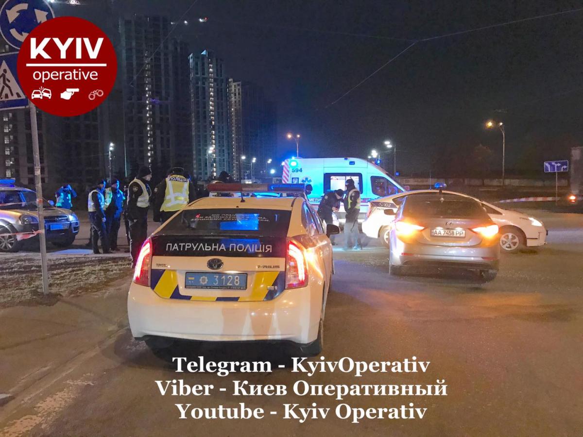 Копи заблокували авто порушника / Киев Оперативный Facebook Копи заблокували авто порушника / Киев Оперативный Facebook