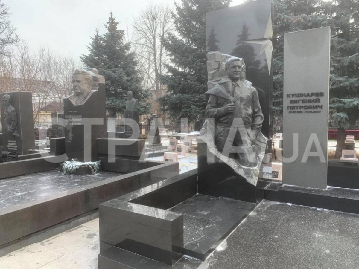 Кернес в гробу - опубликовано фото могилы и креста Кернеса / strana.ua/ Кернес в гробу - опубликовано фото могилы и креста Кернеса / strana.ua/