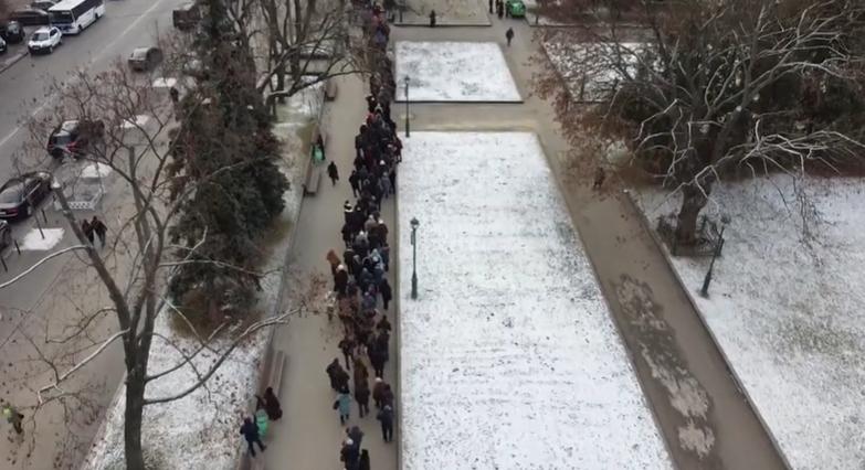 Из-за большого количества людей прощание с Кернесом продлили на полчаса / скриншот Из-за большого количества людей прощание с Кернесом продлили на полчаса / скриншот