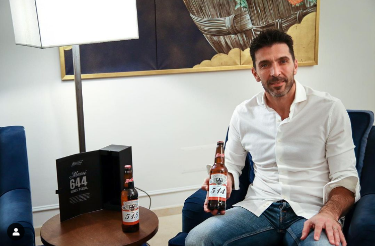 Буффон вже отримав дві пляшки пива від Мессі / Фото instagram gianluigibuffon Буффон вже отримав дві пляшки пива від Мессі / Фото instagram gianluigibuffon