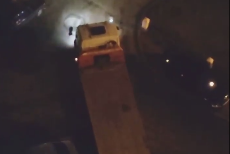 На Позняках разбили припаркованные машины / скриншот На Позняках разбили припаркованные машины / скриншот