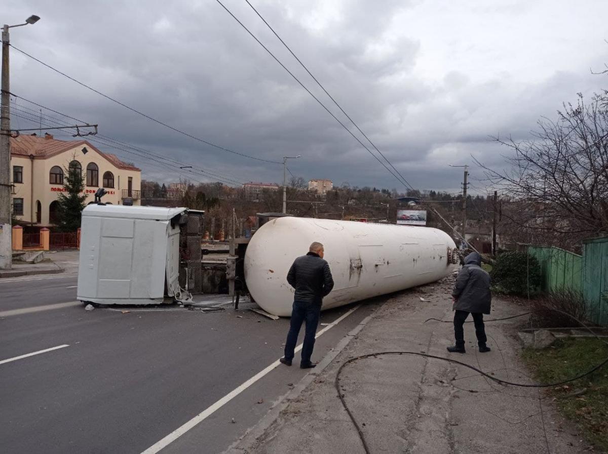 Новини Житомира - посеред вулиці перекинулась автоцистерна з газом: прилеглих мешканців евакуювали / facebook.com/MNS.GOV.UA Новини Житомира - посеред вулиці перекинулась автоцистерна з газом: прилеглих мешканців евакуювали / facebook.com/MNS.GOV.UA