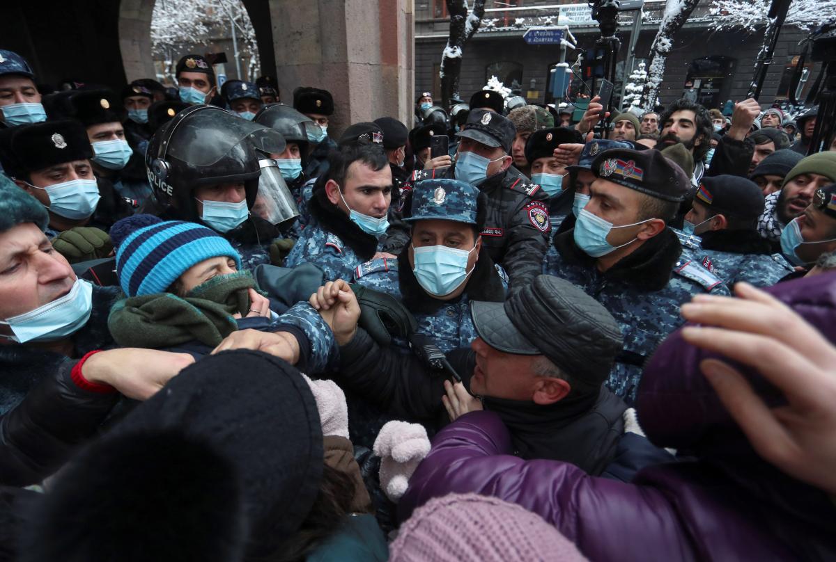 В Ереване продолжаются протесты против Пашиняна / фото REUTERS В Ереване продолжаются протесты против Пашиняна / фото REUTERS