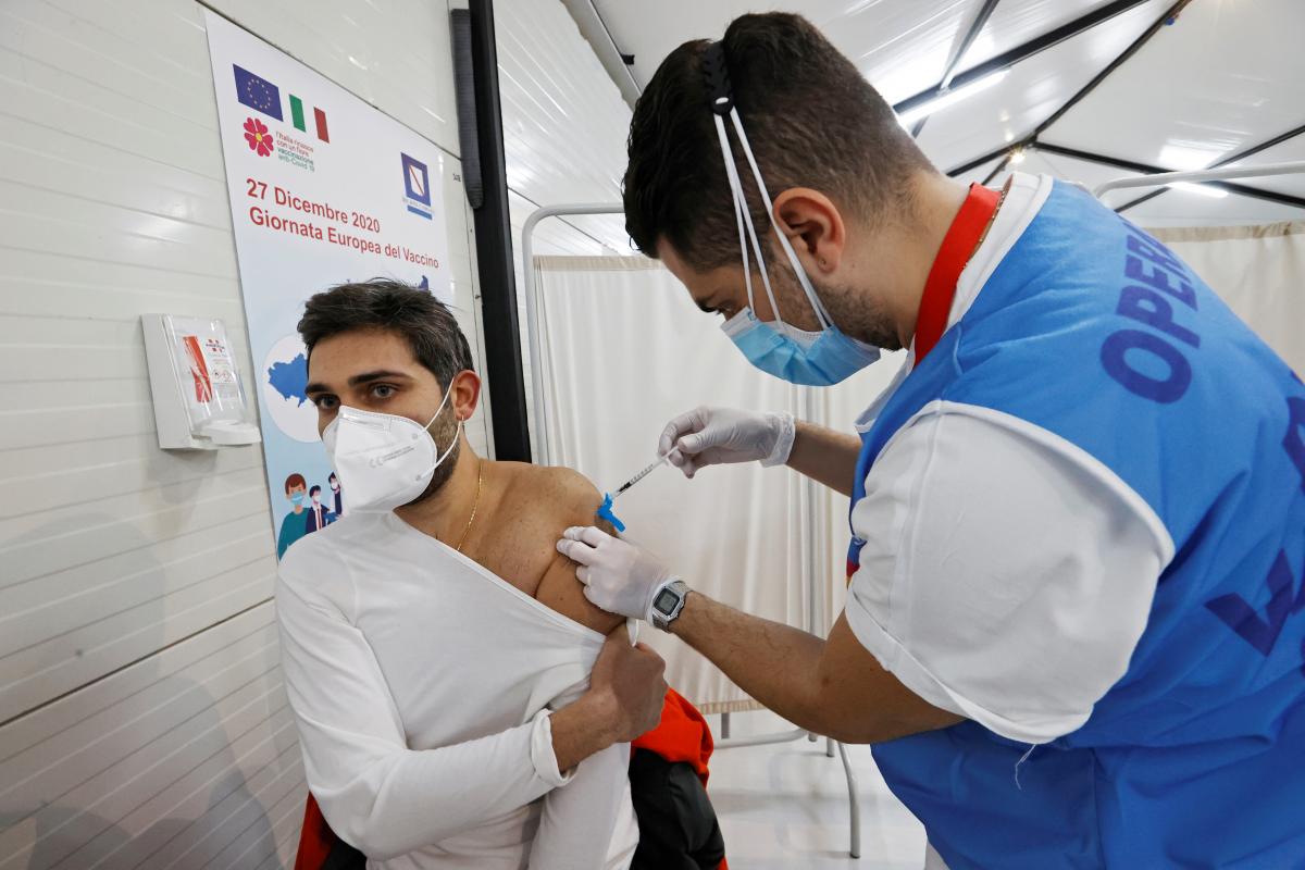 Прививки от коронавируса получили почти 600 тыс. человек \ фото REUTERS