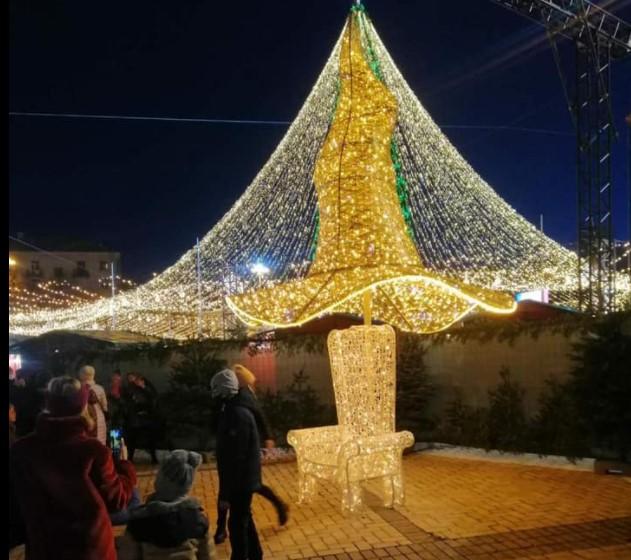Капелюх встановили біля головної ялинки / фото Діана Попова/Facebook Капелюх встановили біля головної ялинки / фото Діана Попова/Facebook
