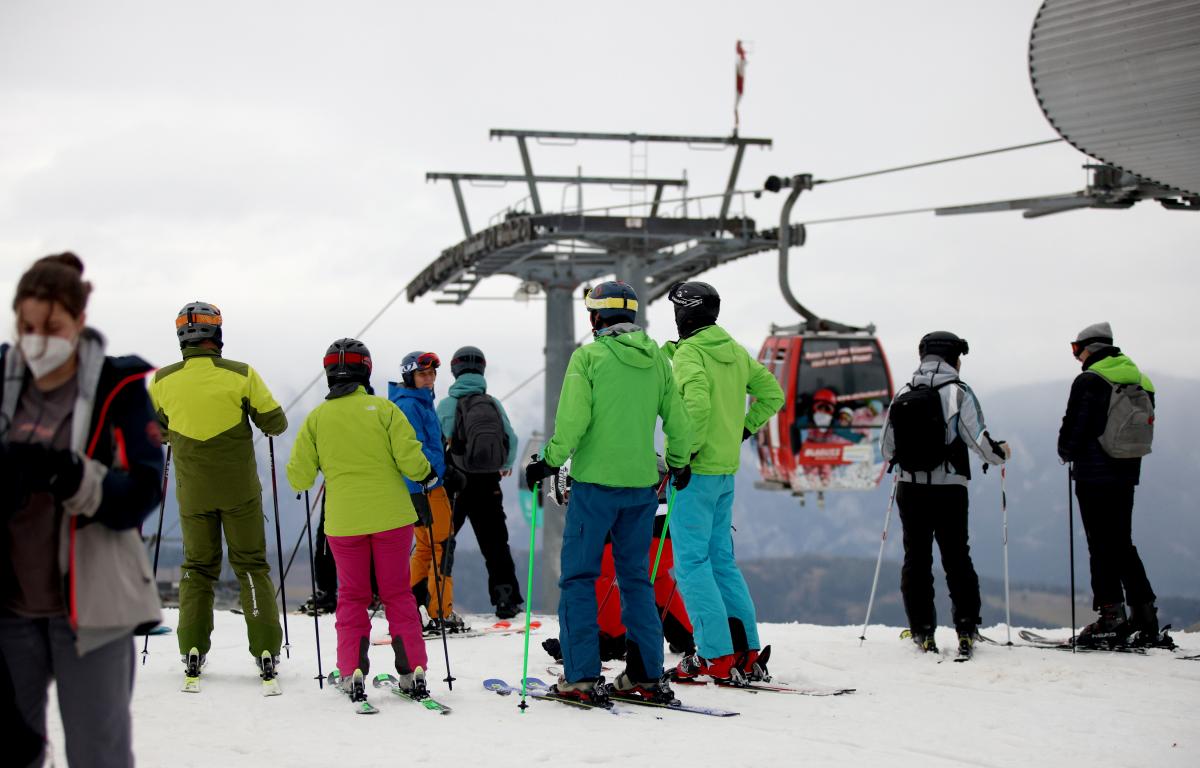 Гірськолижні курорти Австрії не витримали напливу людей / фото REUTERS