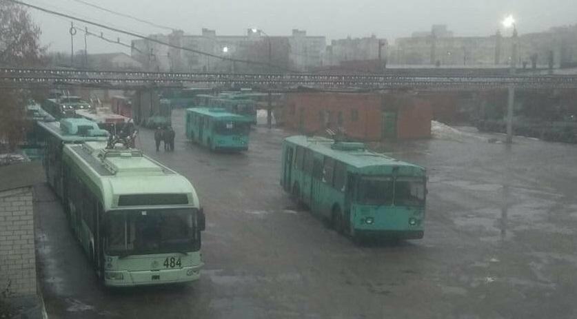 На контактній мережі утворився шар льоду товщиною 2-3 мм / фото 0462.ua На контактній мережі утворився шар льоду товщиною 2-3 мм / фото 0462.ua