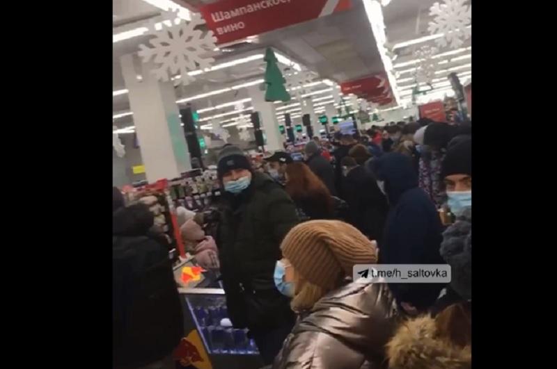 Карантин - появилось видео длинных очередей в маркете Харькова накануне 31 декабря: видео / скриншот