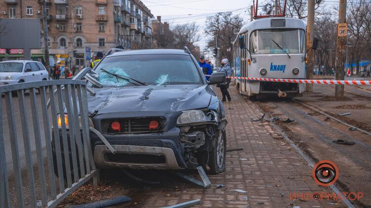 ДТП сталося на перехресті проспектів Поля і Пушкіна / фото dp.informator.ua ДТП сталося на перехресті проспектів Поля і Пушкіна / фото dp.informator.ua
