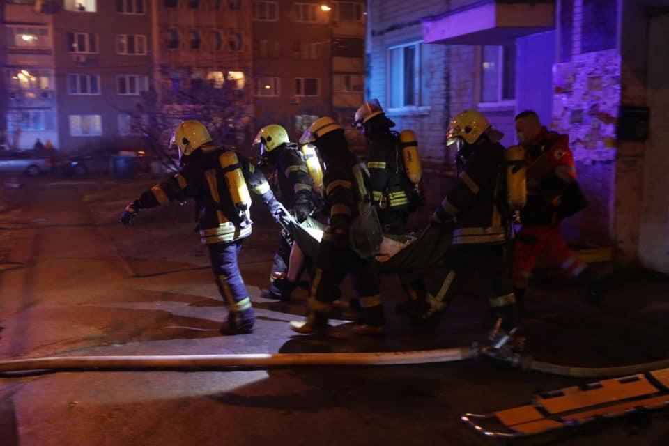 Під час гасіння пожежі рятувальники виявили потерпілого та передали лікарям швидкої / фото прес-служба ДСНС/Facebook Під час гасіння пожежі рятувальники виявили потерпілого та передали лікарям швидкої / фото прес-служба ДСНС/Facebook