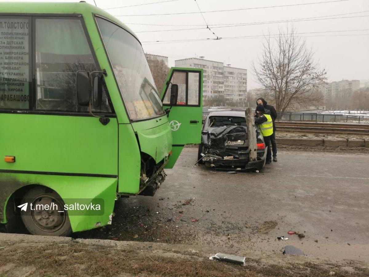 ДТП у Харкові - легковик врізався у маршрутку з 5 пасажирами / t.me/h_saltovka ДТП у Харкові - легковик врізався у маршрутку з 5 пасажирами / t.me/h_saltovka