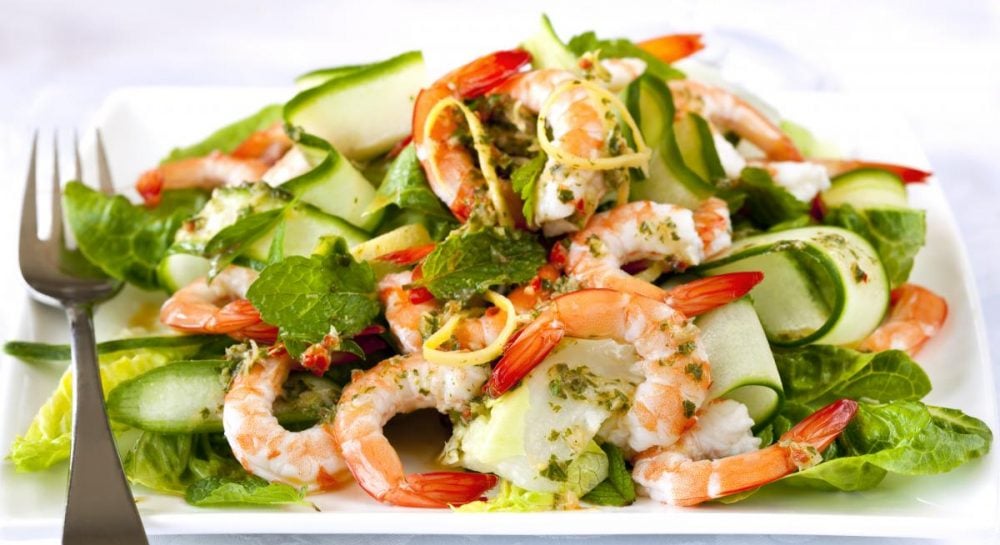 Салат с морепродуктами и сочной зеленью | биржевые-записки.рф