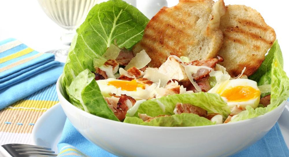 Сухарики для салата «Цезарь» — 5 способов приготовить гренки в домашних условиях