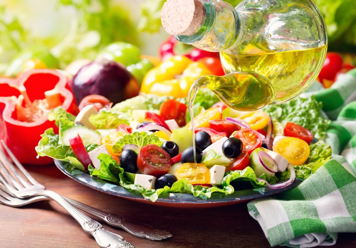 Легкий греческий салат с оливками и фетой
