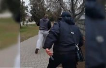 У Запоріжжі продавець облив поліцейських, коли вони складали на нього адмінпротокол (відео)