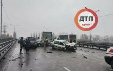 "Рекорд цієї зими": під Києвом у ДТП постраждали дев'ять автомобілів (фото)