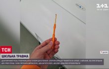 Школьник в Днепре случайно воткнул себе в ухо крючок для вязания (видео 18+)