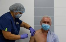 Вся вакцина не використовуватиметься одразу: у МОЗ розказали, як робитимуть щеплення від COVID-19