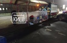 В Киеве бездомные обустроили "жилье" прямо на остановке транспорта (фото)