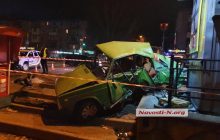 У Миколаєві Тoyota протаранила Жигулі - автомобілі влетіли в зупинку (фото)