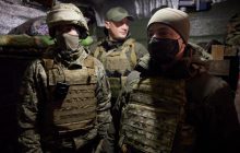 Зеленський на передовій зустрівся з військовослужбовцями та вручив їм нагороди (фото)