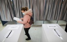 На парламентских выборах в Румынии две партии набирают похожее количество голосов - экзит-полы