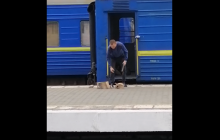 "21 століття в Україні": у мережі показали, як провідник "Укрзалізниці" змушений рубати дрова на пероні (відео)