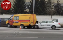 У Києві таксі в'їхало в спецавто комунальників, є постраждалі (відео)