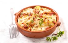 Картофельная запеканка: как готовить вкусное и сытное горячее блюдо