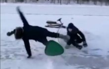 "Готовят к взрослой жизни": в сети показали "суровую" ледовую горку для детей в Сибири (видео)