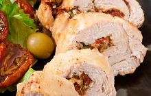 Аппетитный куриный рулет: как приготовить сочное мясо с начинкой