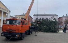 "Какая разница?": в центре города на Ривненщине установили елку с кладбища (фото, видео)