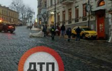 В Києві на Андріївському узвозі машина влетіла в людей через ожеледицю (фото)