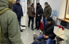 У Маріуполі чоловік увірвався до банку і захопив трьох заручниць: його затримали (фото)