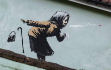 Бэнкси нарисовал новое граффити с чихающей старушкой (фото)