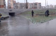 Гололед в Киеве превратил тротуары и дороги в сплошной каток (фото, видео)