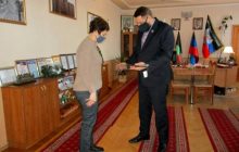 "Мэр" в оккупированном Дебальцево похвастался подаренным для детей веничком (фото)