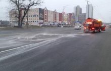 На вкриті кригою вулиці Києва виїхали сотні дорожників