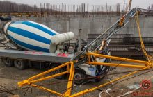 У Дніпрі кран впав на бетономішалку з водієм у салоні (фото)