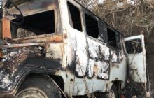 На Харківщини контрабандисти спалили бус з чорною ікрою, потрапивши у пастку (відео)