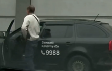 "Туалет у 100 метрах": у Києві таксист вирішив справити потребу біля свого авто й потрапив на відео