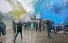 Протестувальники на Банковій запалили фаєри (фото)