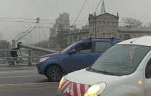 На отремонтированном Шулявском мосту попадали электроопоры, образовалась длинная пробка (видео, карта)