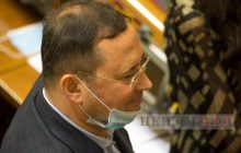 Журналисты на заседании Рады застали нардепа Колюха за бронированием отеля для отдыха