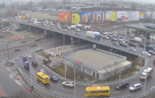 Падіння стовпів на Шулявському мосту в Києві потрапило на відео